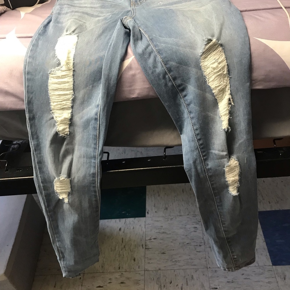 Size 5 Fashion Nova NEVER WORN distressed jeans